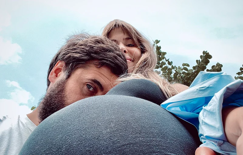 @lang('Casal sénior a caminhar num parque, simbolizando liberdade financeira e bem-estar após poupar com crédito consolidado.')